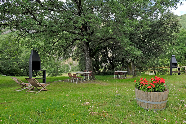 casas rurales en aínsa con jardín