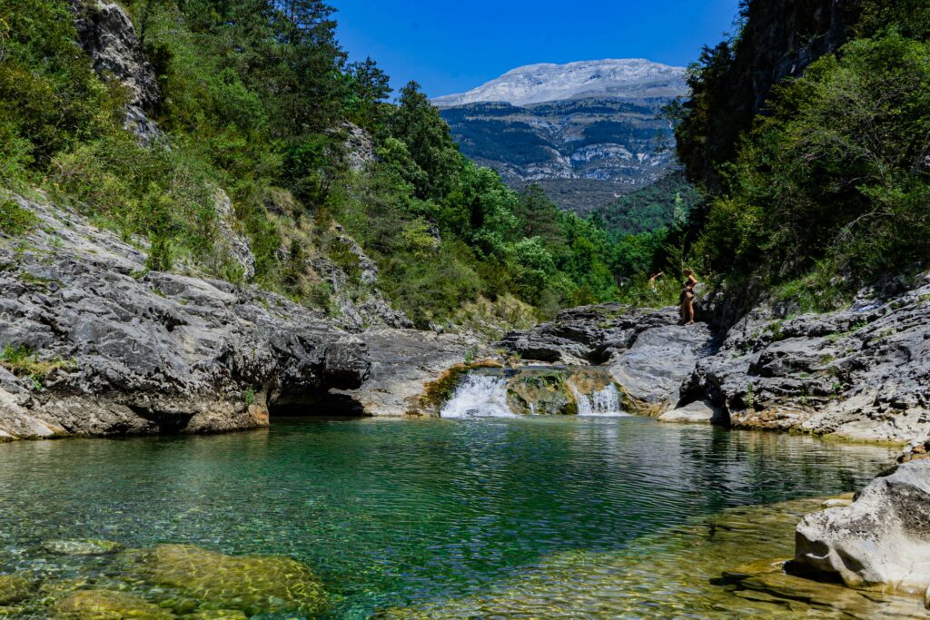 pozas de agua cristalina cerca de Ainsa para darse un baño