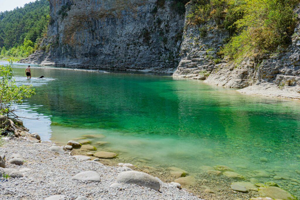 pozas de agua cristalina en Ainsa